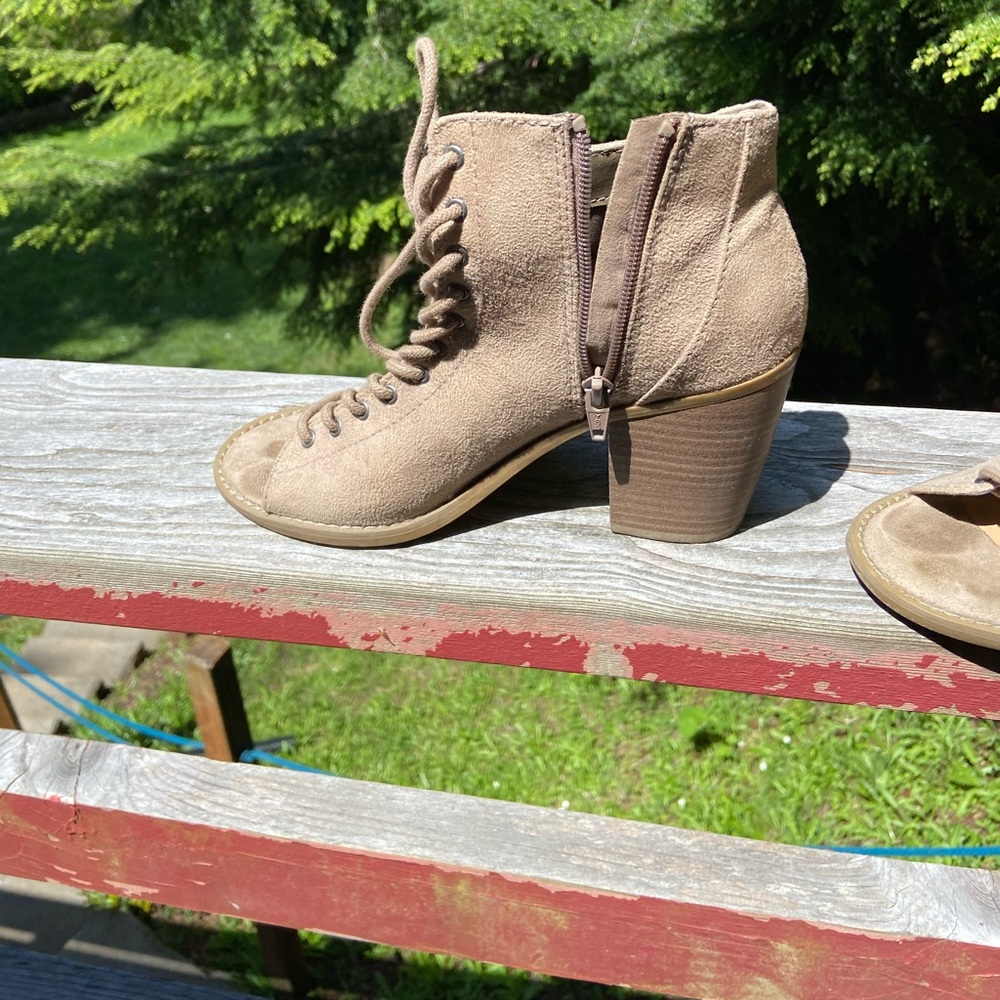 Laced up shoe